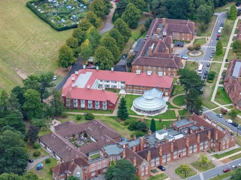 Eliza Palmer Hub - Assisted Living in Walton-On-Thames, England photo 3