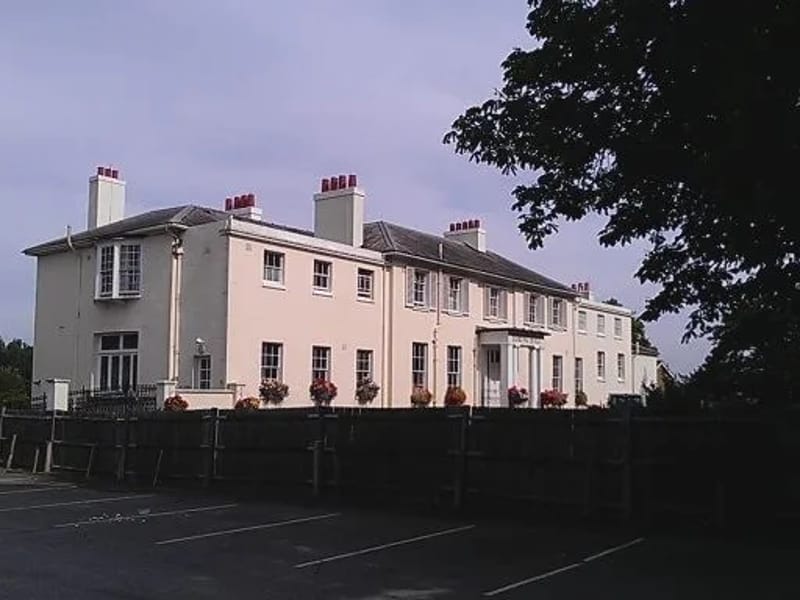 Loring Hall - Assisted Living in Sidcup, England photo 2