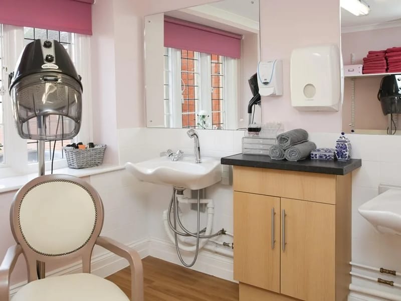 Bellsgrove Care Home - Nursing Home in Leatherhead, England photo 3