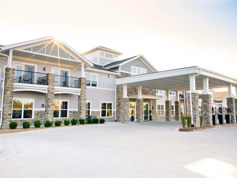 Cedarhurst Of Blue Springs - Assisted Living in Blue Springs, MO photo 2