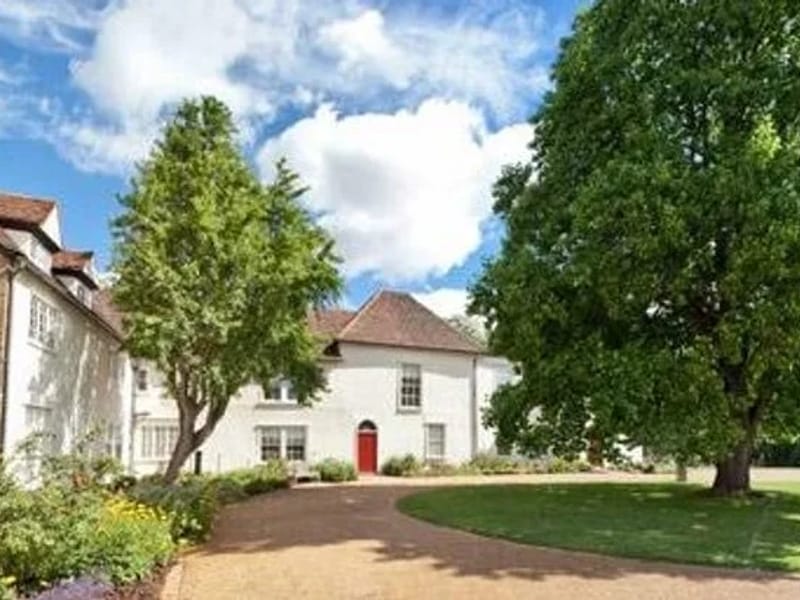 Manor Lodge in Dagenham, England photo 3