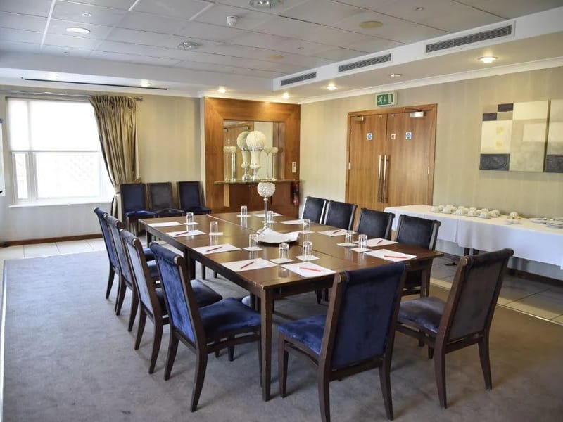 Manor Lodge in Dagenham, England photo 2