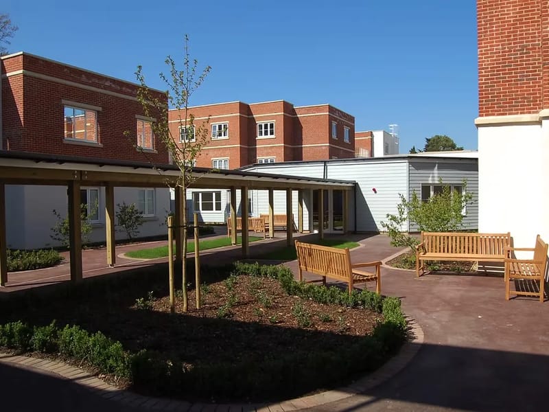 Lynwood Care Centre - Nursing Home in Ascot, England photo 2