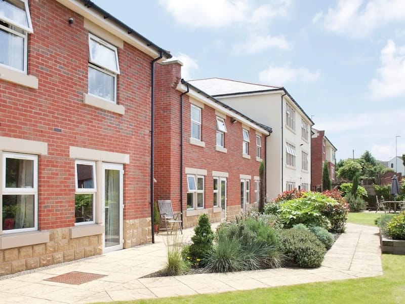 Lofthouse Grange and Lodge in Wakefield, England photo 1