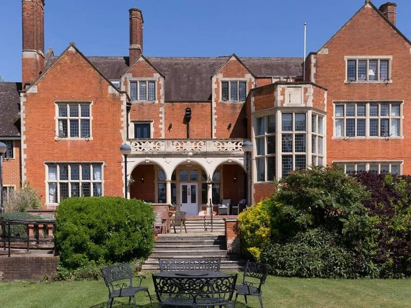 Milner House - Assisted Living in Leatherhead, England photo 2