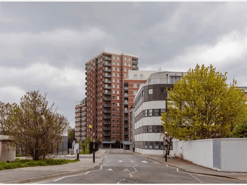 The White House in Hounslow, England photo 3