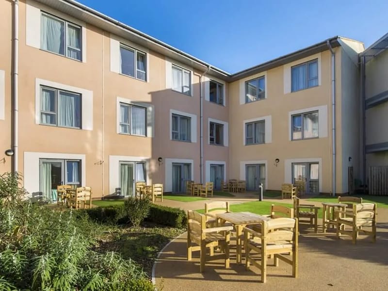 Oak House - Nursing Home in Slough, England photo 2