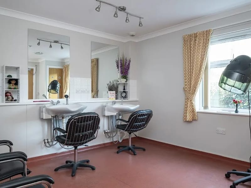 Yoonik Complex Care - Memory Care in Aylesbury, England photo 7