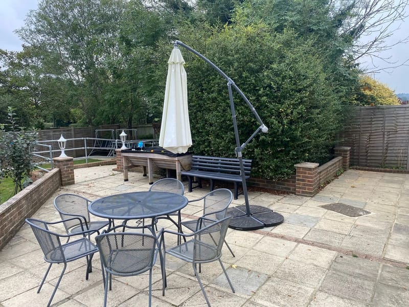 60 Cobham Road - Assisted Living in Leatherhead, England photo 2