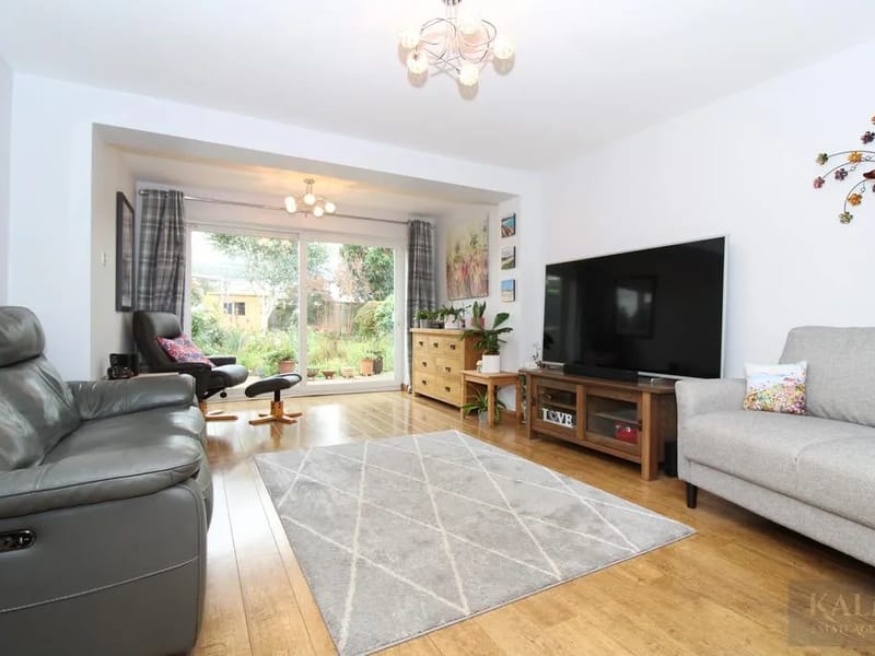 Manor View in Stevenage, England photo 2