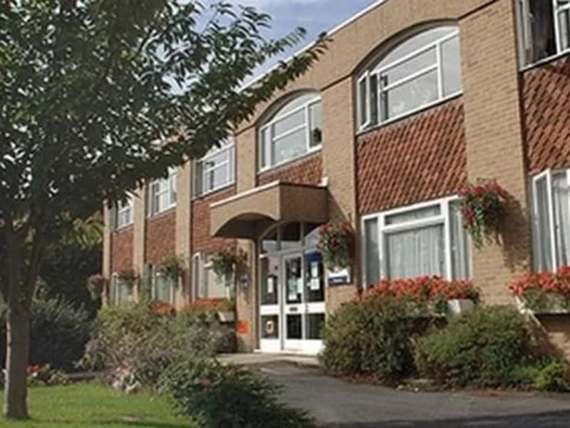 Lynton Hall Care Home - Nursing Home in New Malden, England photo 3