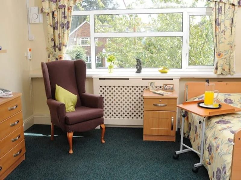 Lynton Hall Care Home - Nursing Home in New Malden, England photo 6