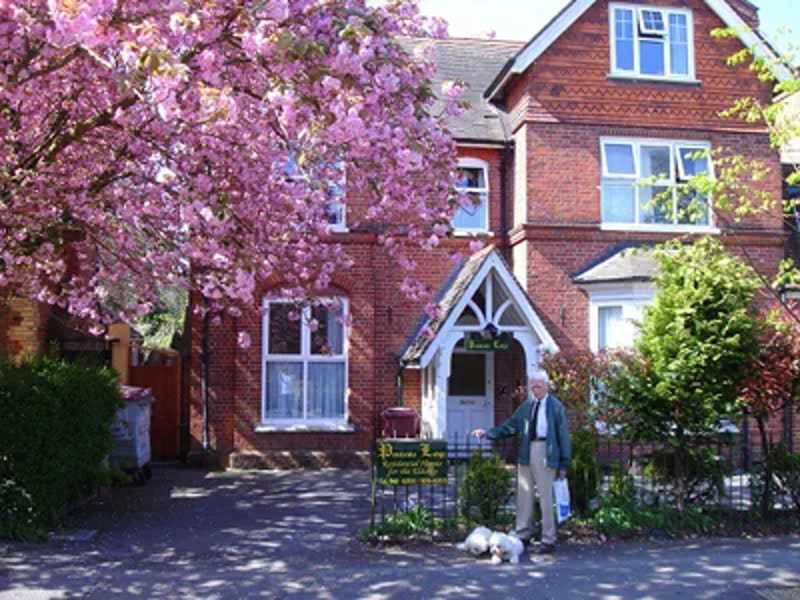 Pembroke Lodge - Nursing Home in Reading, England photo 2