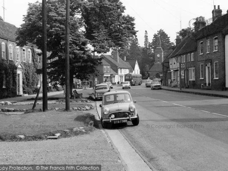 Wendover Road in Aylesbury, England photo 2