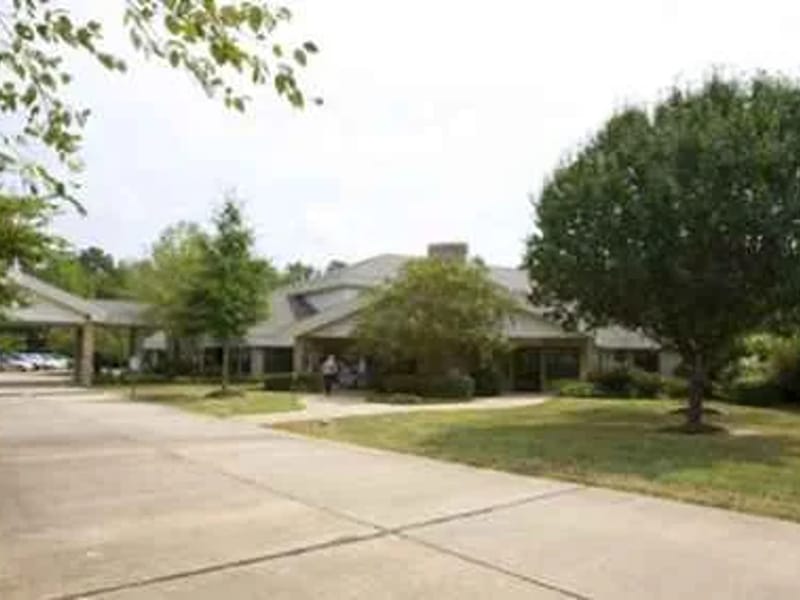 The Oaks Care Center - Nursing Home in Pineville, LA photo 3