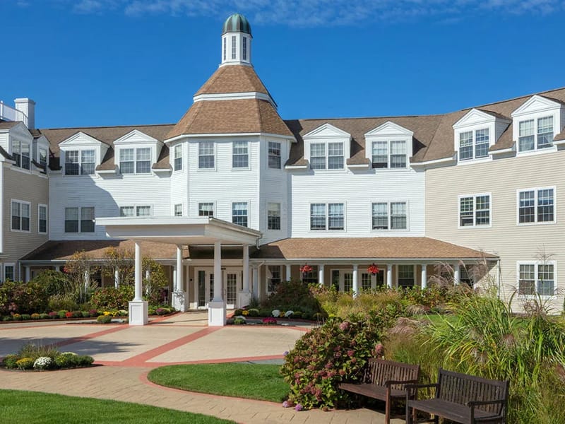 Atria Aquidneck Place - Assisted Living in Portsmouth, RI photo 2