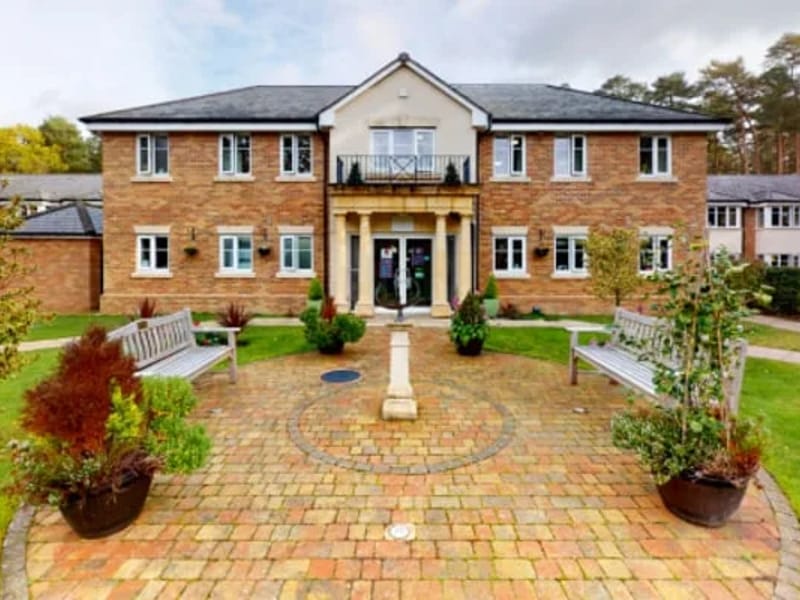 Holly Lodge Nursing Home - Nursing Home in Camberley, England photo 3