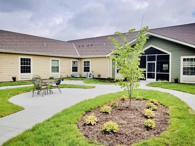 Oak Pointe Of Neosho - Assisted Living in Neosho, MO photo 2