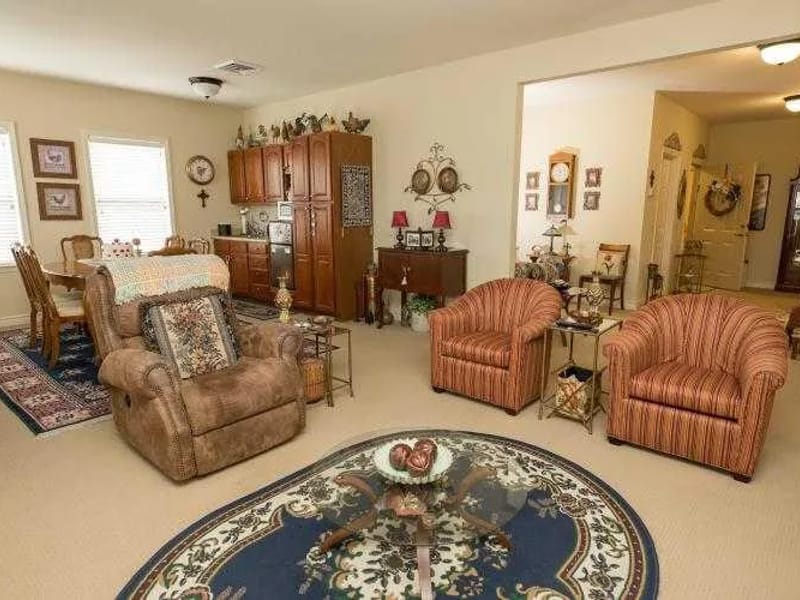 Oak Pointe Of Neosho - Assisted Living in Neosho, MO photo 4