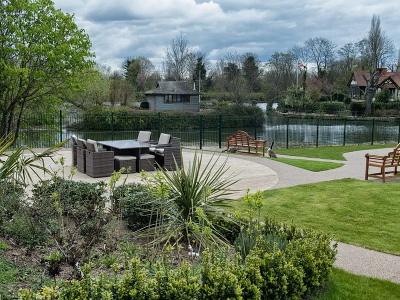 Rowland House Care Home - Nursing Home in Thames Ditton, England photo 1