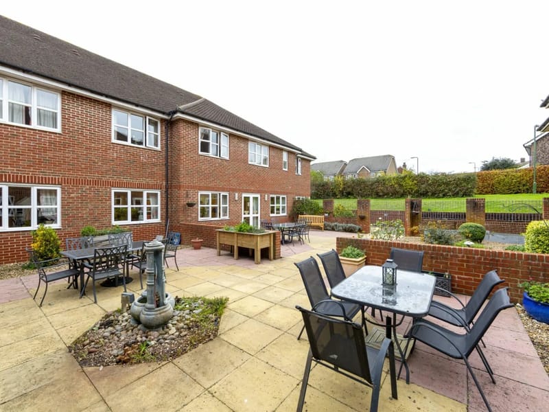 Haslington Lodge Care Home - Nursing Home in Greenhithe, England photo 2