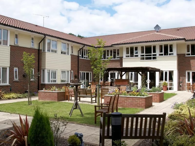 Haslington Lodge Care Home - Nursing Home in Greenhithe, England photo 3
