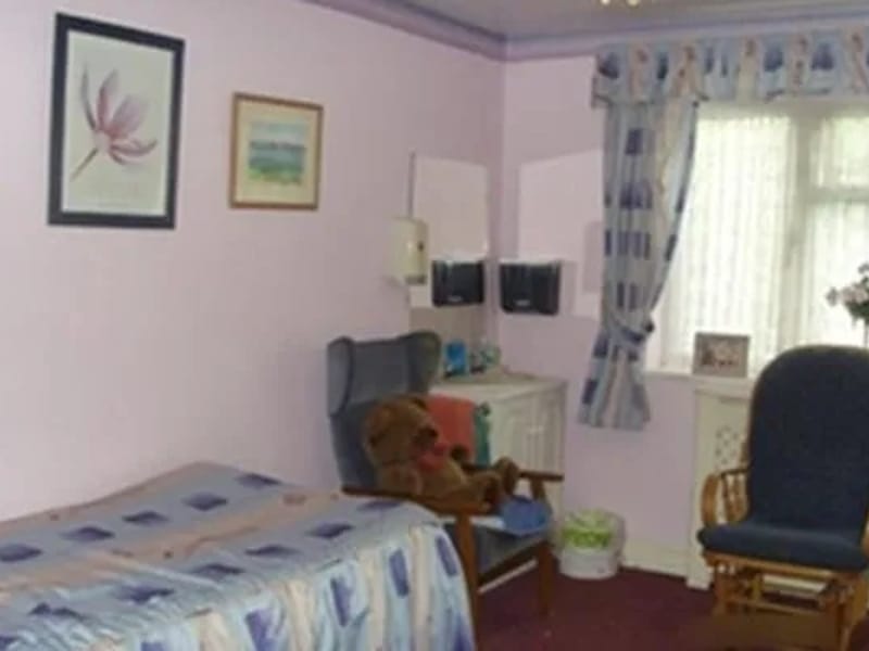 Oakfield Nursing Home - Nursing Home in Ashtead, England photo 2
