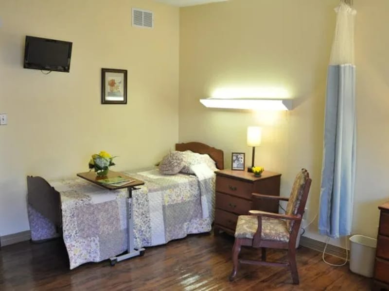 Colonial Nursing & Rehabilitation Center — Nursing Home, Lindale, TX · photo 3