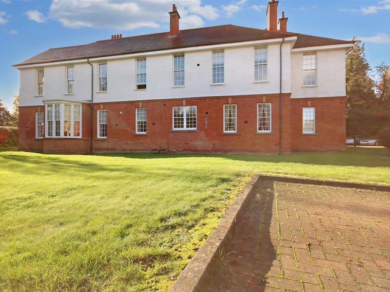 Tadworth Grove Care Home - Nursing Home in Nr Epsom, England photo 2