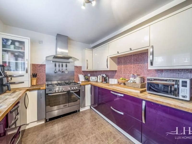 Neave Crescent - Assisted Living in Romford, England photo 2