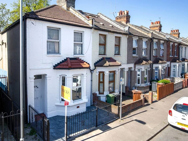 102 Faircross Avenue - Assisted Living in Barking, England photo 3