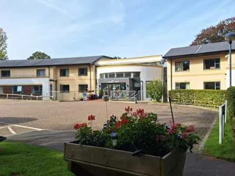 Hale Place Farmhouse - Assisted Living in Tonbridge, England photo 3