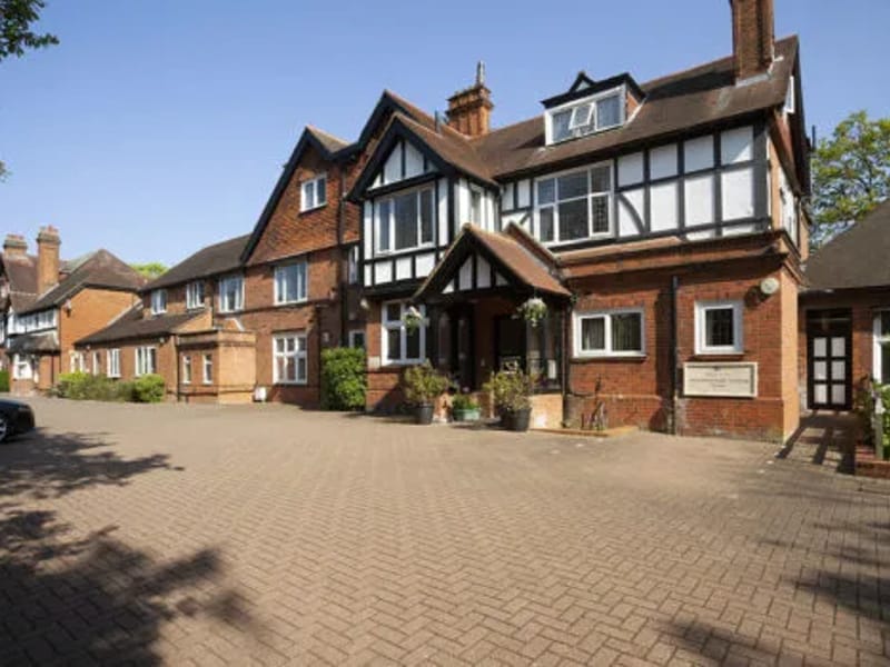 Hollyfield House - Assisted Living in Surbiton, England photo 3