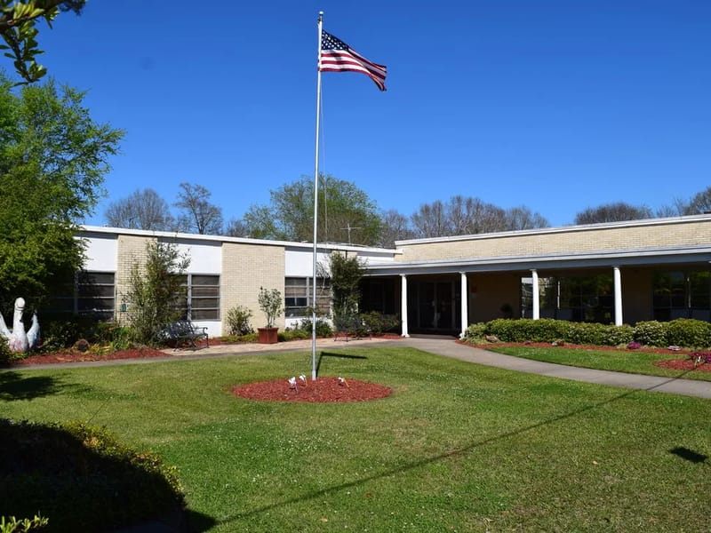 Hattiesburg Health & Rehab Center - Nursing Home in Hattiesburg, MS photo 1
