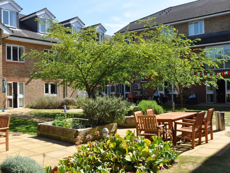 Carlton Court Care Home - Assisted Living in Barnet, England photo 3