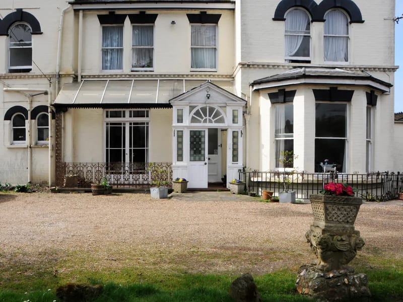 Courthill Care Home - Nursing Home in Caterham, England photo 1