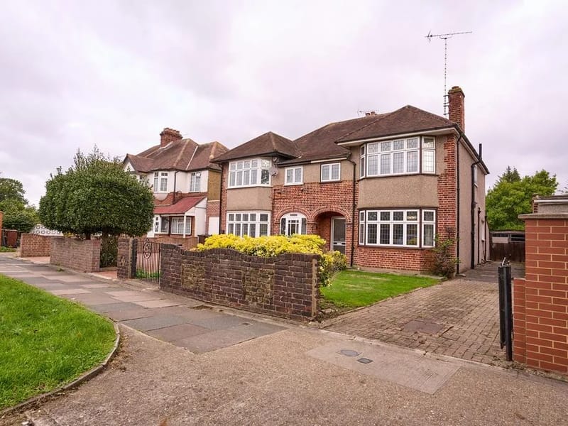 49 Bath Road - Assisted Living in Hounslow, England photo 2