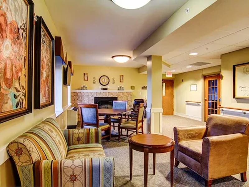 Heisinger Bluffs Healthcare Western Campus - Nursing Home in Jefferson City, MO photo 3