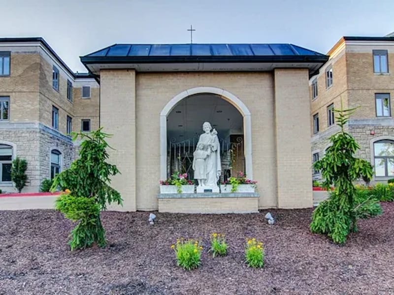 Heisinger Bluffs Healthcare Western Campus - Nursing Home in Jefferson City, MO photo 2