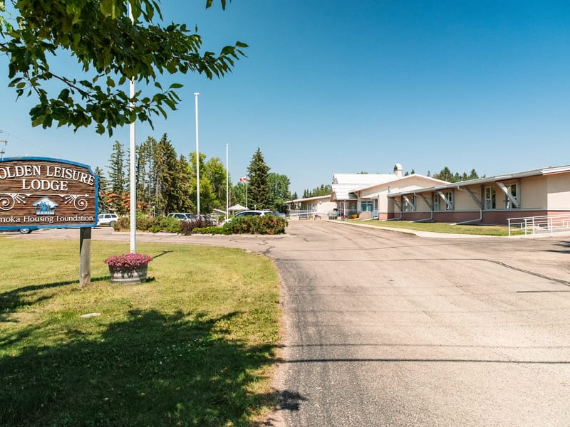 GOLDEN LEISURE LODGE - Assisted Living in Ponoka, AB photo 3