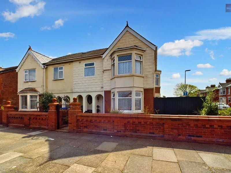 45 Watson Road - Assisted Living in Blackpool, England photo 3