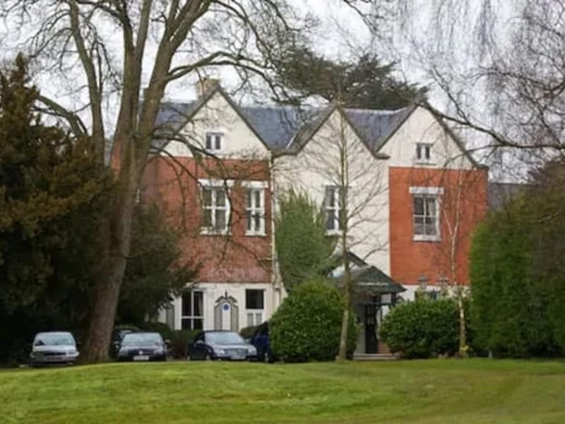 Ballater House - Nursing Home in Coulsdon, England photo 1