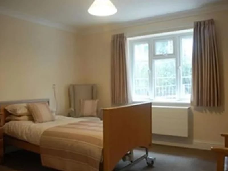 Marchfield House - Assisted Living in Ferndown, England photo 2