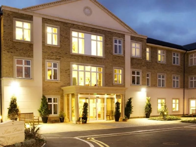 Hallmark Kew House Luxury Care Home in London, England photo 2