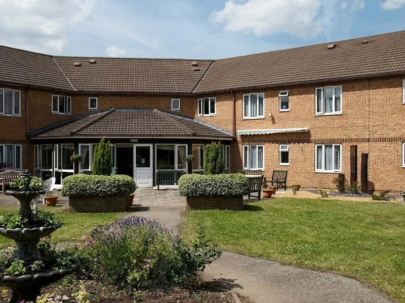 Courtland Lodge - Assisted Living in Watford, England photo 9