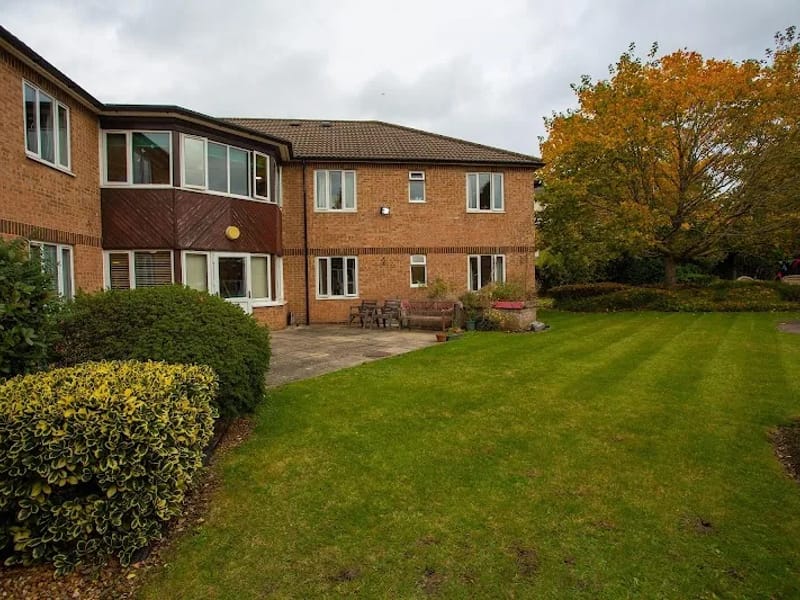 Courtland Lodge - Assisted Living in Watford, England photo 7