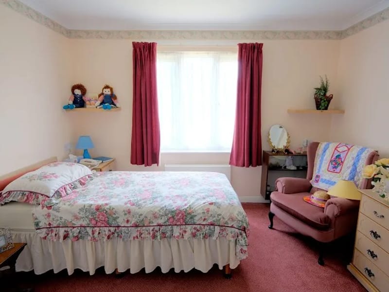 Courtland Lodge - Assisted Living in Watford, England photo 2