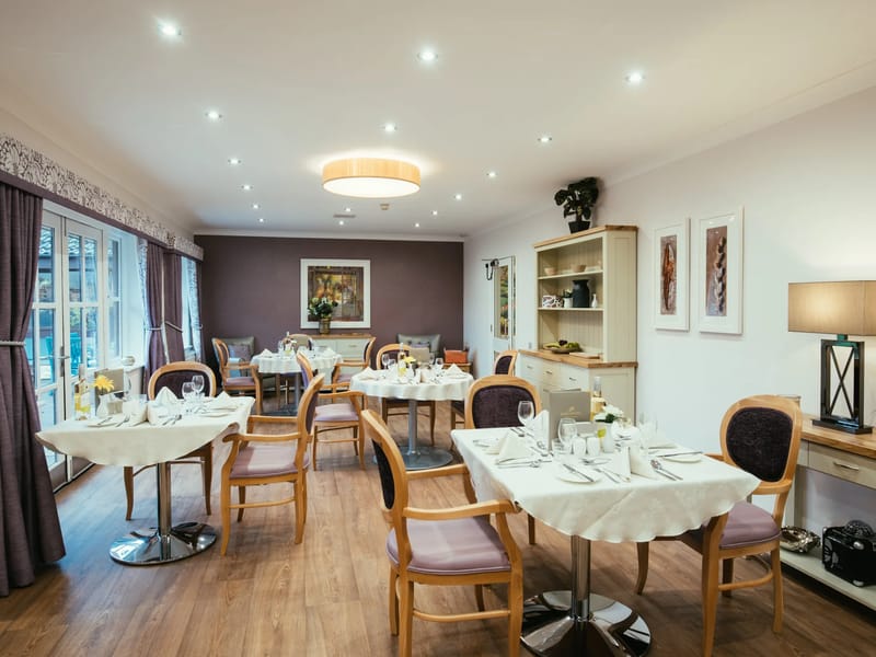 Derham House - Nursing Home in Upminster, England photo 2