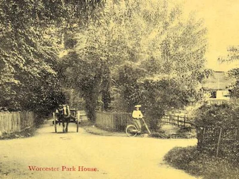 Park House - Assisted Living in Worcester Park, England photo 2