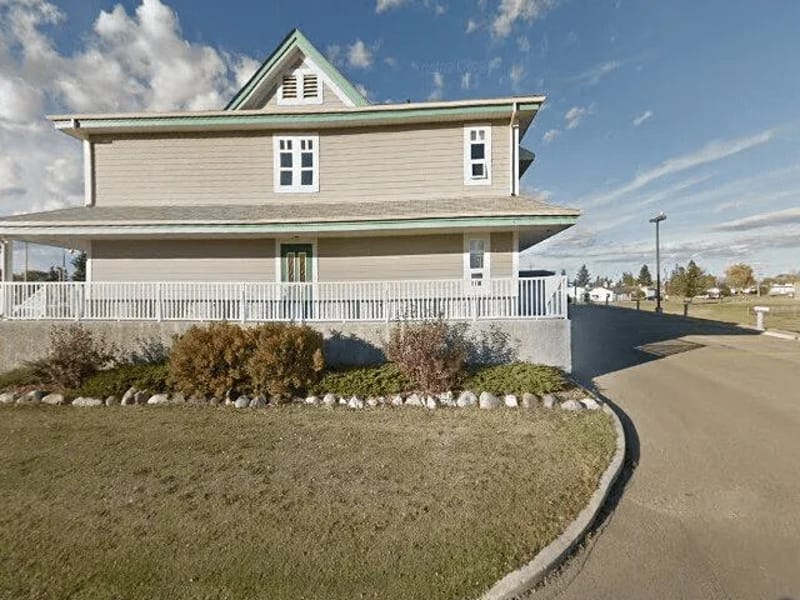 WILLOW CREEK LODGE - Assisted Living in Stettler, AB photo 2